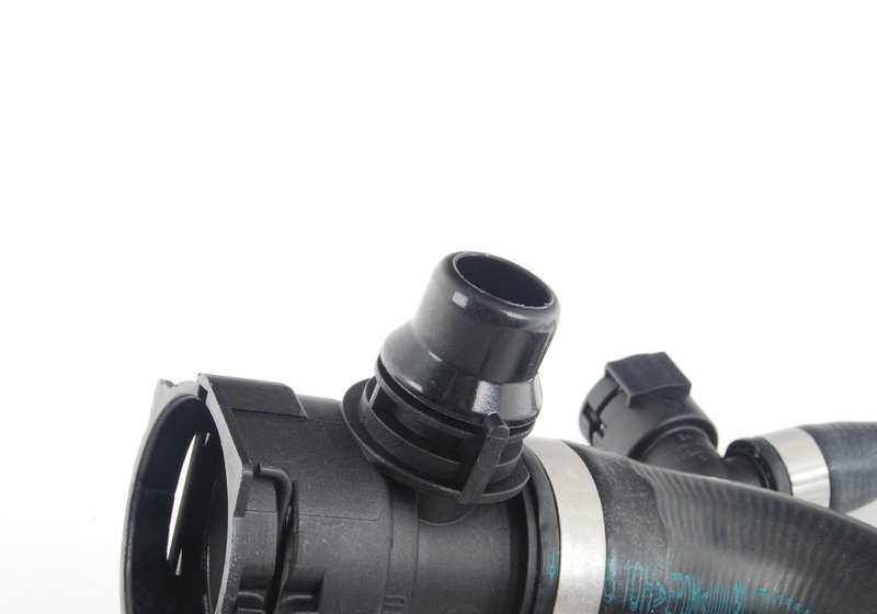 Manguera de refrigerante OEM 17127560968 para BMW E60, E61 (535i y 535i xDrive). Compatible con motores N54. Para modelos con cambio manual y automático, tracción trasera y total. Original BMW.