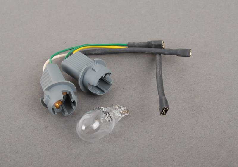 Portalámparas con cable OEM 63217258417 para BMW X3 (E83), X5 (E70). Original BMW.