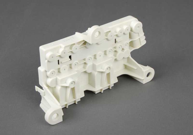 Caja de fusibles 8 vías OEM 61138387544 para BMW E39, E38. Repuesto original BMW. Ideal para sustituir o reparar el portafusibles en vehículos compatibles.