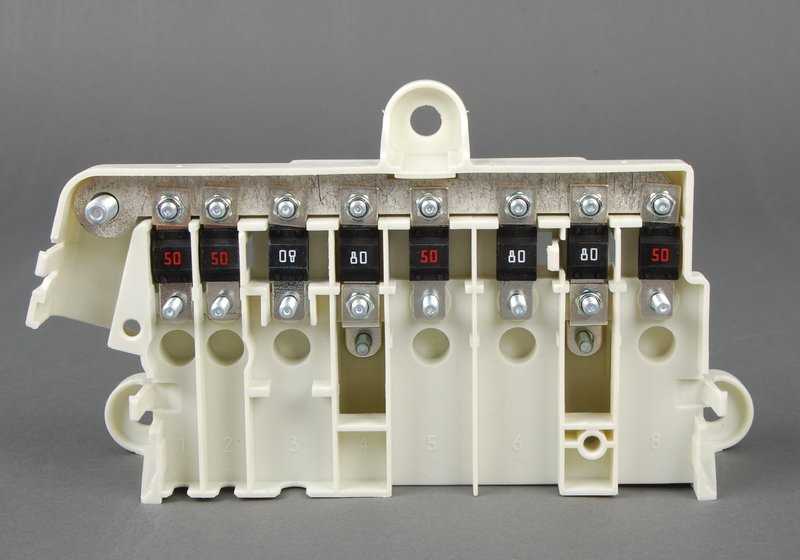 Caja de fusibles 8 vías OEM 61138387544 para BMW E39, E38. Repuesto original BMW. Ideal para sustituir o reparar el portafusibles en vehículos compatibles.