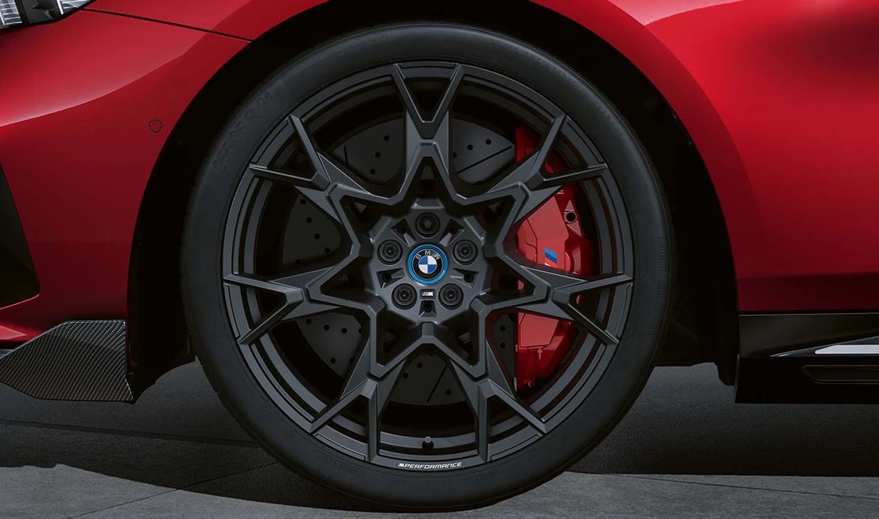 Juego de llantas y neumáticos M Performance 21" modelo Kreuzspeiche 943 frozen midnight grey OEM 36115A8E0D0 para BMW G60, G61. Montaje completo de verano con neumáticos Pirelli P-Zero. Original BMW.