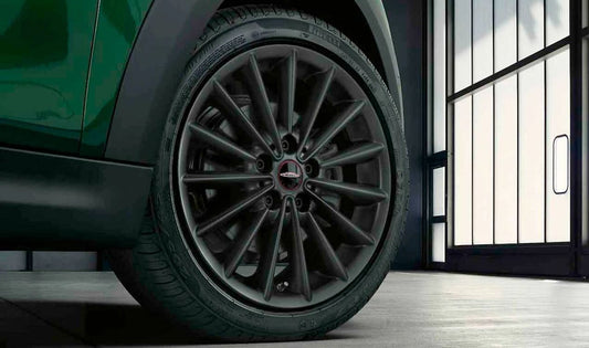Juego completo de llantas JCW Multi Spoke 505 18" Jet Black mate con neumáticos verano 205/45R17 OEM 36112459604 para MINI F56, F55, F57, F56 BEV… y más. Original MINI.