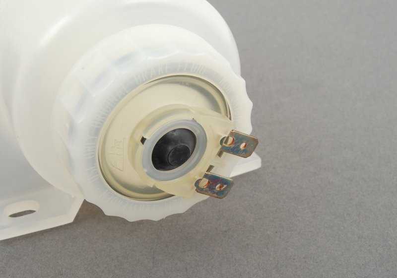 Depósito de líquido de frenos OEM 34321120482 para BMW E12, E23 y E24. Compatible con modelos como 528i, 535i, 628CSi, 633CSi, 635CSi. Recambio original BMW.
