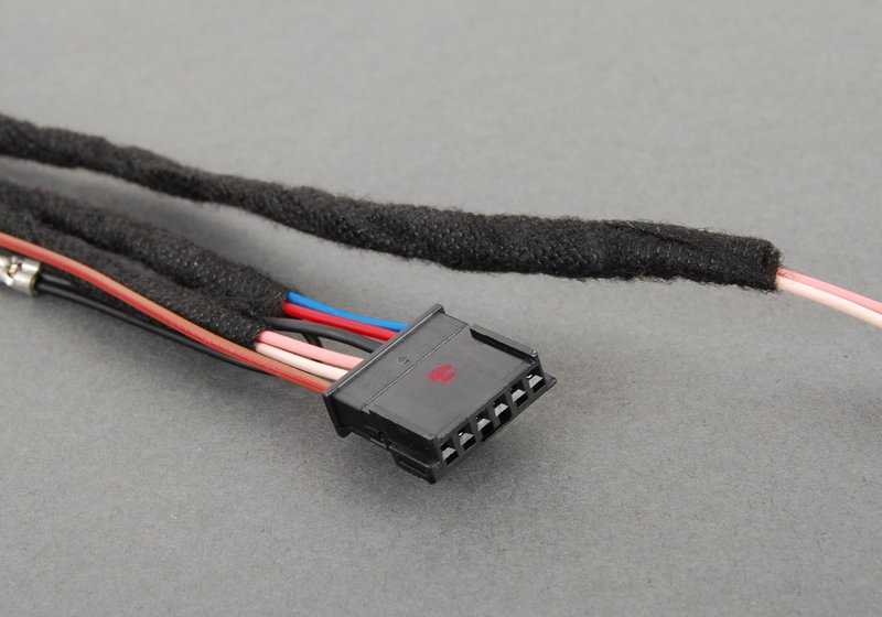 Cable de conexión para airbag del volante OEM 32306798541 para BMW F25, F26. Pieza original BMW. Ideal para volantes deportivos con levas y multifunción.
