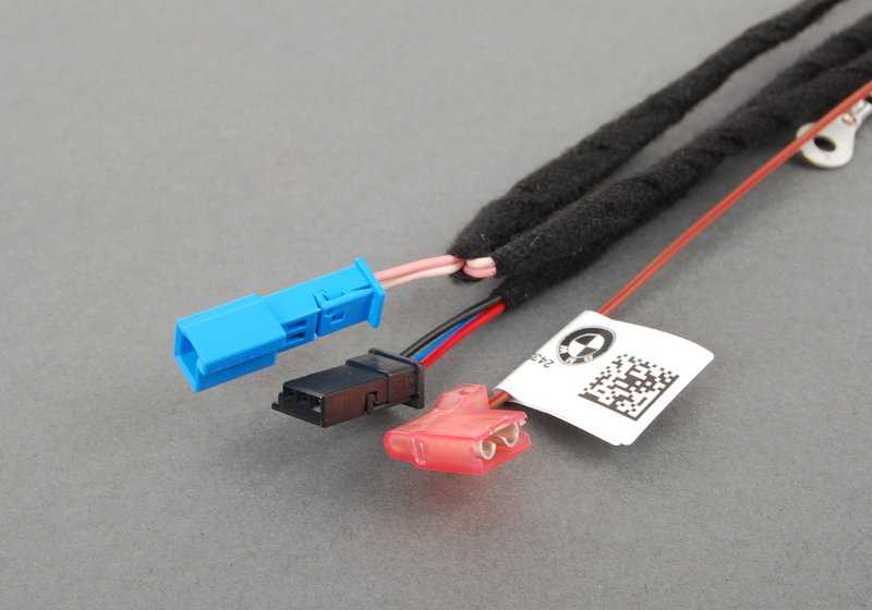 Cable de conexión para airbag del volante OEM 32306798541 para BMW F25, F26. Pieza original BMW. Ideal para volantes deportivos con levas y multifunción.