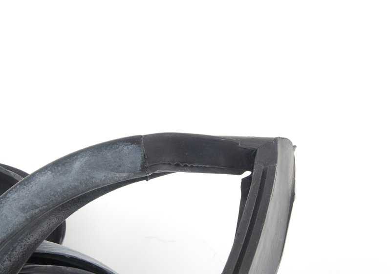 Junta goma puerta delantera derecha OEM 51211847034 para BMW E30. Sello original para evitar filtraciones y ruidos. Compatible solo con BMW E30. Original BMW.