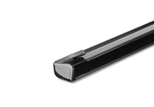 Moldura trasera exterior izquierda OEM 51222427417 para BMW E39. Acabado en negro brillo. Compatible con Serie 5 E39. Original BMW.