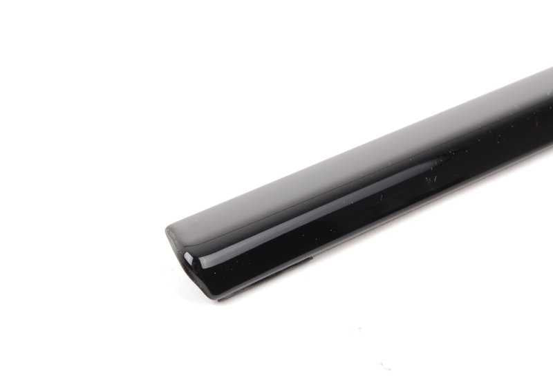 Moldura trasera exterior izquierda OEM 51222427417 para BMW E39. Acabado en negro brillo. Compatible con Serie 5 E39. Original BMW.