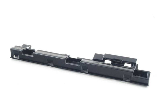 Soporte lateral derecho OEM 51777256918 para BMW F30, F31, F80. Pieza original BMW, ideal para fijación de molduras laterales. Compatible con versiones 316d, N47, B47, automático y manual.