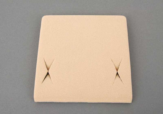 Cubierta motor techo solar color beige OEM 51448206530 para BMW E39 520d, 520i (manual y automático). Compatible con modelos fabricados entre 1996 y 2003. Pieza original BMW.