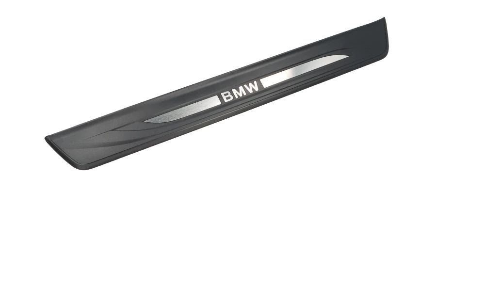 Embellecedor de entrada delantero derecho OEM 51477203602 para BMW Serie 5 F10, F11, F10 LCI, F11 LCI. Original BMW.