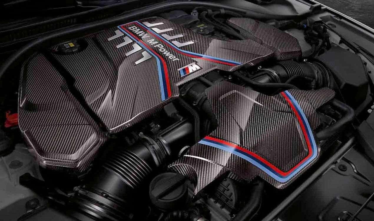 Cubierta de motor M Performance en carbono OEM 11122455570 para BMW F90, F90N, F91, F92, F93. Aporta un diseño deportivo al vano motor con materiales de alta calidad. Original BMW.