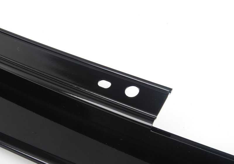 Embellecedor marco ventana pilar B puerta delantera derecha OEM 51337207832 para BMW X5 E70, E70N. Acabado en negro brillante. Original BMW.