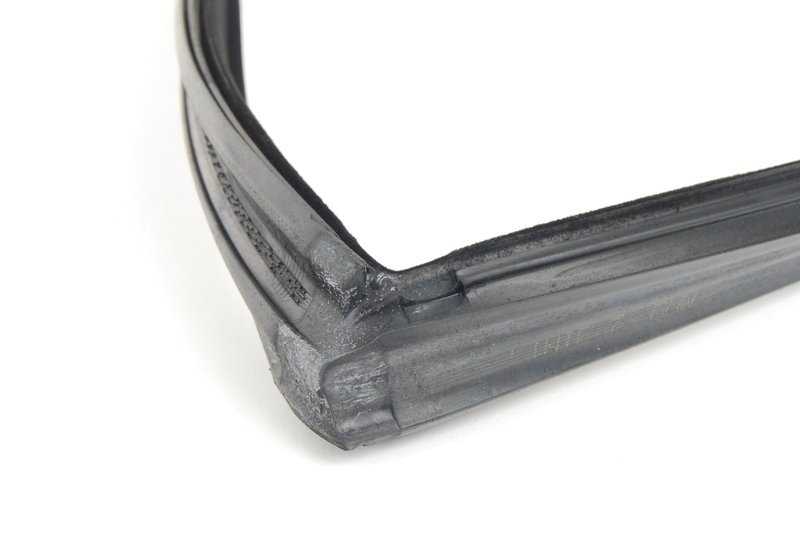 Guía de ventana trasera izquierda OEM 51348159817 para BMW E39. Original BMW.