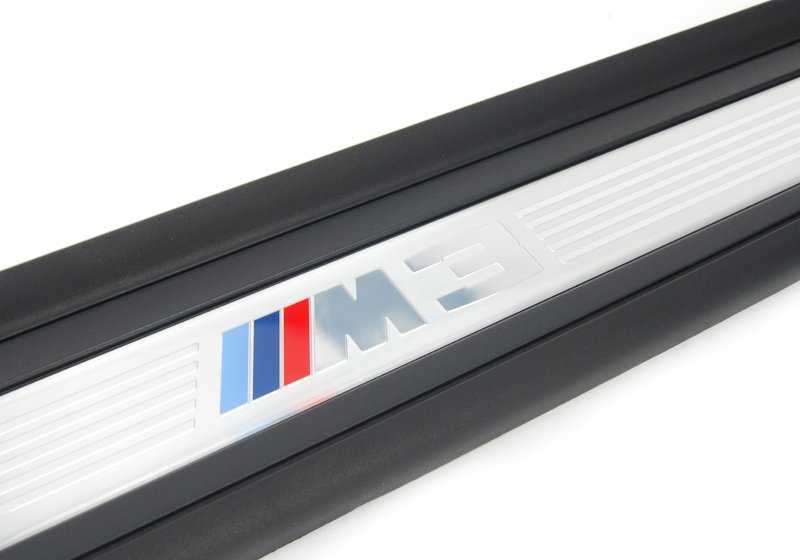 Embellecedor de entrada derecho OEM 51478046476 para BMW E92, E92N, E93, E93N. Original BMW.