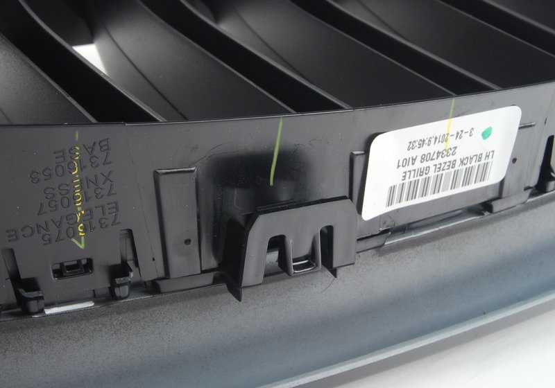 Parrilla decorativa M Performance delantera izquierda negro brillo OEM 51712334708 para BMW X5 F15, X6 F16. Original BMW.