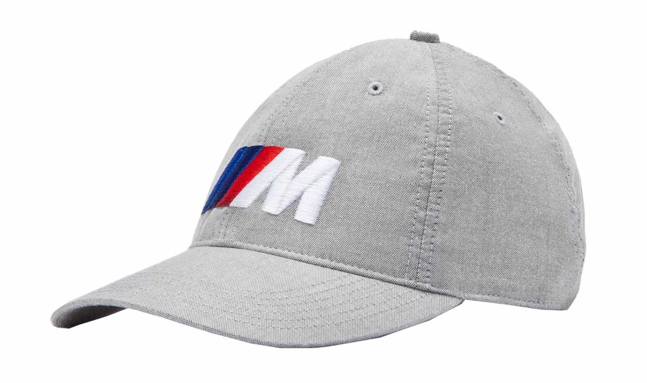 BMW M Logu SKU originale 80165B5F618 con ricamo a coloro frontale. Dimensioni uniche, cotone 100%, regolazione 5 pannelli. Per i fan della BMW di qualsiasi modello. Prodotto originale BMW Lifestyle.