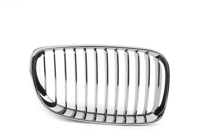 Rejilla decorativa cromada derecha OEM 51137179656 para BMW E81, E82, E87, E88. Embellecedor original para paragolpes delantero. Compatible con múltiples versiones del Serie 1. Original BMW.
