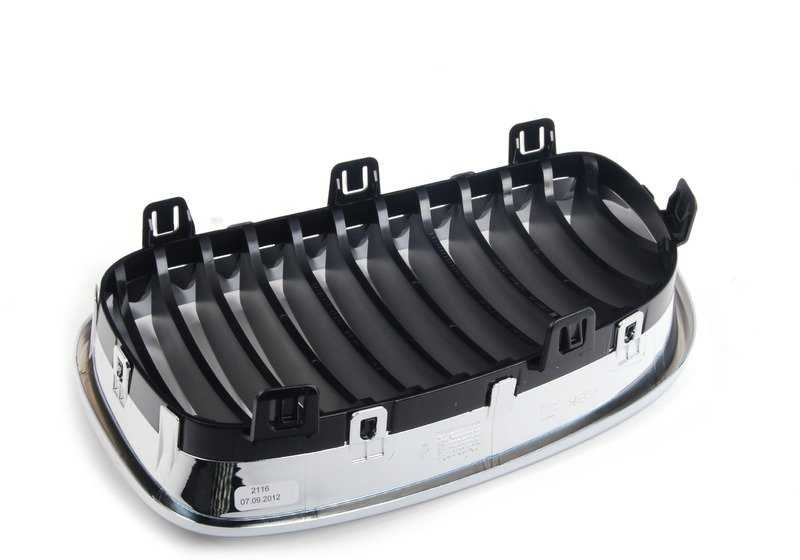 Rejilla decorativa cromada derecha OEM 51137179656 para BMW E81, E82, E87, E88. Embellecedor original para paragolpes delantero. Compatible con múltiples versiones del Serie 1. Original BMW.