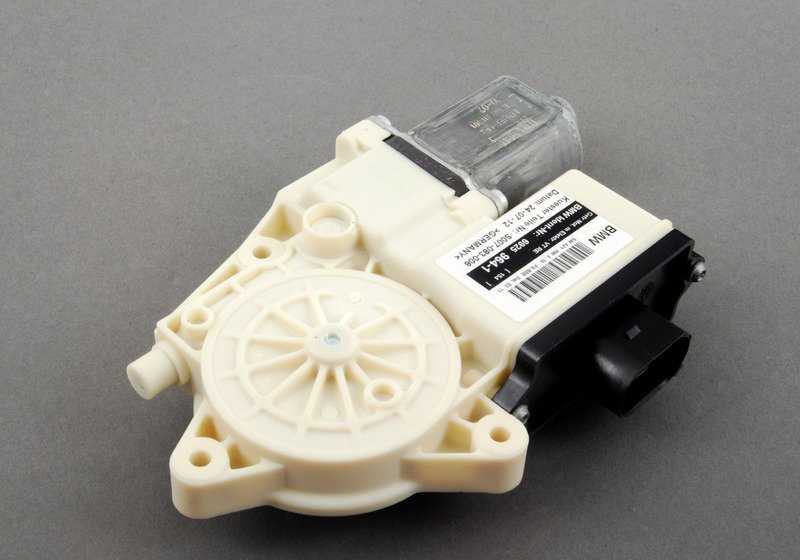 Motor elevalunas delantero derecho OEM 67626925964 para BMW E83. Original BMW.