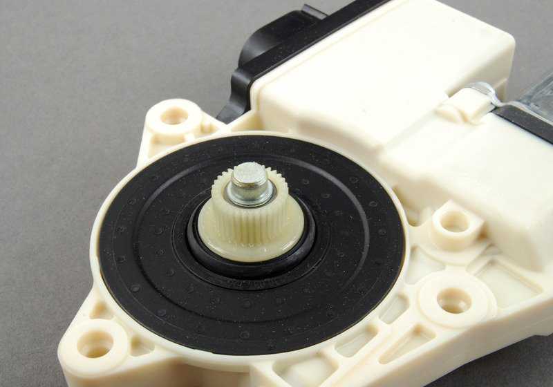 Motor elevalunas delantero derecho OEM 67626925964 para BMW E83. Original BMW.