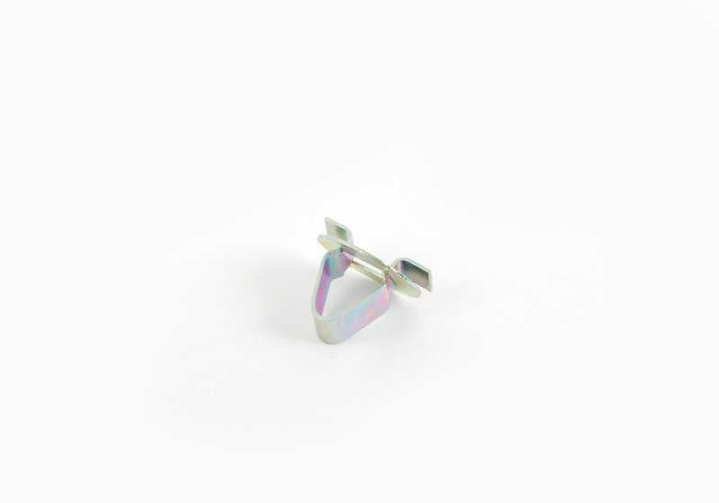 Clip de sujeción OEM 51431881429 para BMW E30, E36, E28, E39, E23. Pieza original BMW ideal para fijar molduras interiores y laterales del vehículo.