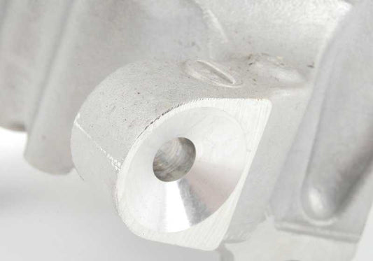 Portamangueta trasero izquierdo OEM 33326770905 para BMW E60, E60N. Original BMW.