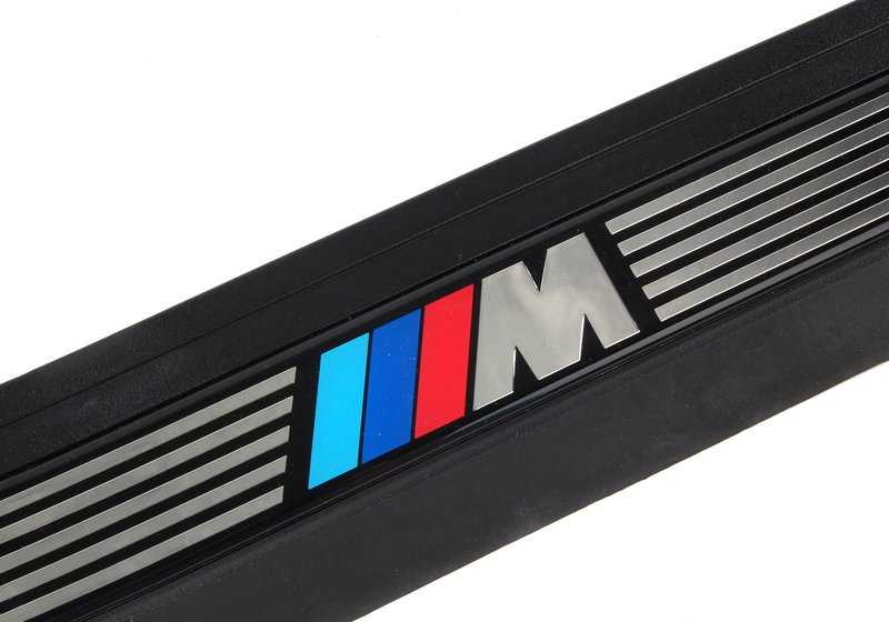 Embellecedor estribo trasero derecho OEM 51472695672 para BMW E39 520d, 520i (todos los modelos compatibles). Pieza original BMW.