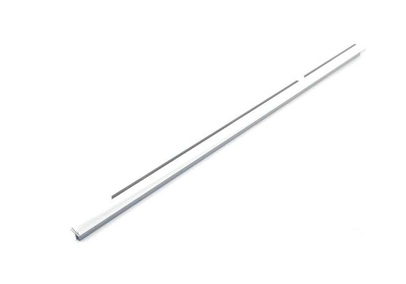 Cubierta exterior de marco puerta trasera izquierda cromada OEM 51357119215 para BMW E90, E90N. Original BMW.