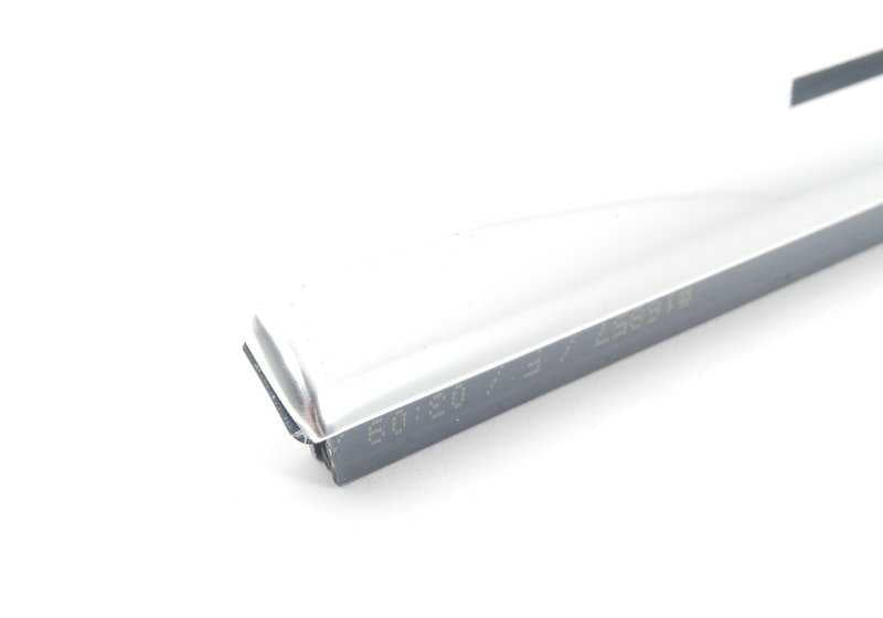 Cubierta exterior de marco puerta trasera izquierda cromada OEM 51357119215 para BMW E90, E90N. Original BMW.