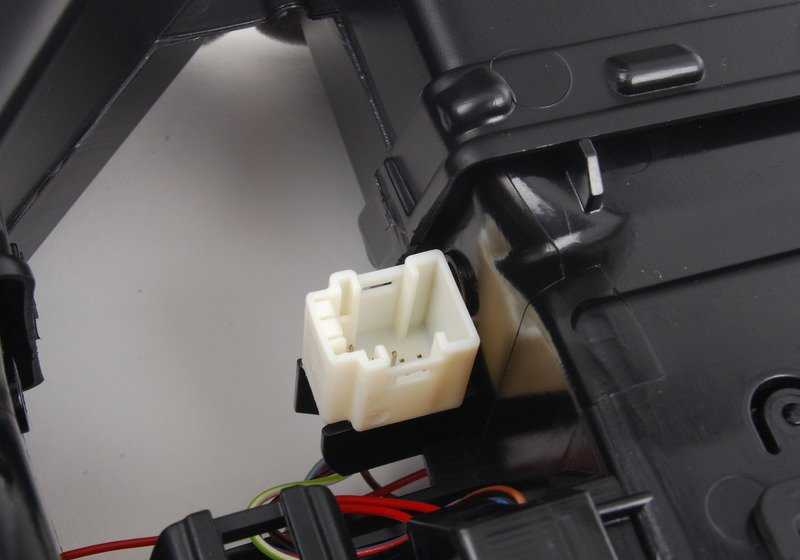 Rejilla central de ventilación OEM 64229209136 para BMW F10 y F11. Compatible con modelos 518d, 520d (manual y automático). Original BMW.