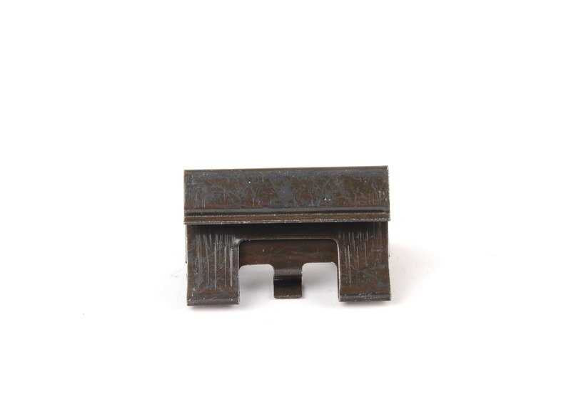 Clip de sujeción OEM 51218124358 para BMW E31 y E36. Pieza original BMW. Ideal para fijar paneles de puerta o molduras interiores.