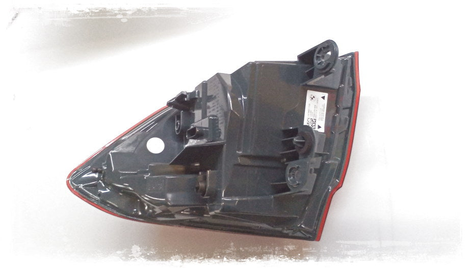Piloto trasero izquierdo OEM 63217369117 para BMW Serie 3 F30N, F35N, F80N. Luz trasera lateral original BMW. Ideal para reemplazo en vehículos con daño o avería en la óptica trasera izquierda.