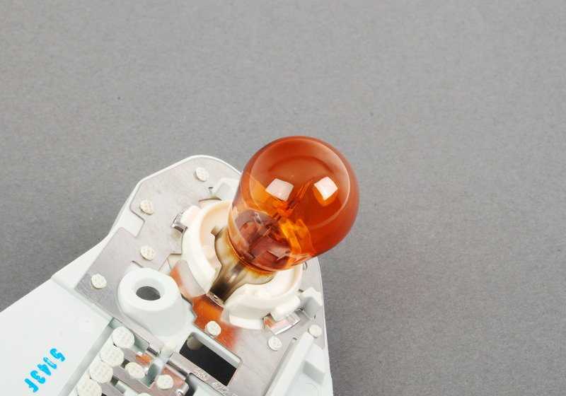 Porta lámparas trasero derecho OEM 63217178384 para BMW Serie 3 E93 (todos los modelos compatibles: 320d, 320i N46T/N43, manual y automático). Original BMW.