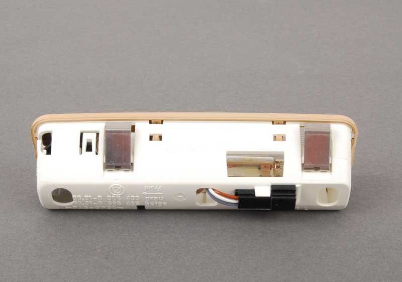 Luz de lectura interior trasera izquierda beige OEM 63318366435 para BMW E39 (todos los modelos compatibles). Original BMW.