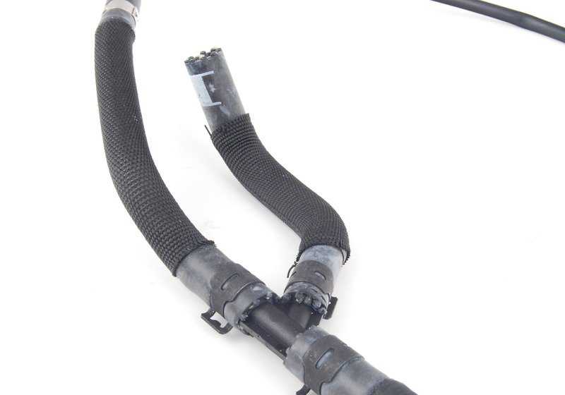 Tubo de ventilación de combustible OEM 16137845193 para BMW E82 M Coupé UR91 y UR93. Sistema de purga de gases/depósito. Original BMW.