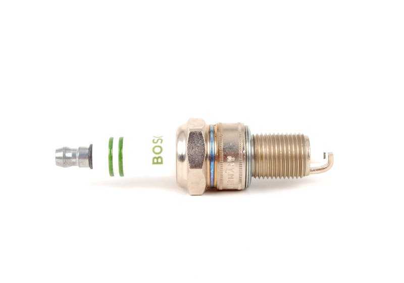 Bujía de encendido OEM 12121279599 para BMW E30, E28, E24, E23. Compatible con motores M20. Original BMW.