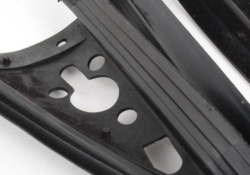 Guía ventana izquierda OEM 51328127527 para BMW Serie 7 E32 {730i, 730iL, 735i, 735iL, 740i, 740iL} (modelos del 01/1986 al 03/1994). Original BMW.