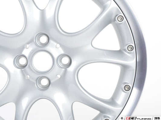 Cerchi in lega 2 pezzi argento 7Jx17 ET48 OEM 36116775686 per MINI R50, R53, R56, R55 Clubman, R52 Cabrio, R57 Cabrio, R58 Coupé, R59 Roadster... e altro ancora. MINI originale.