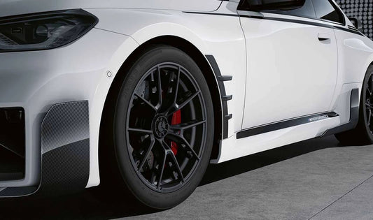 Les performances de M ajoutées latérales en carbone 51195a44de7 pour BMW M2 G87. Sports et amélioration esthétique aérodynamique. Pièce BMW d'origine, ajustement parfait et de haute qualité. Seulement pour le côté gauche.