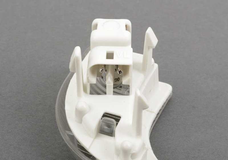 Luz de cortesía del suelo delantera izquierda OEM 63311374425 para BMW Serie 7 E32 (todos los modelos compatibles). Original BMW.