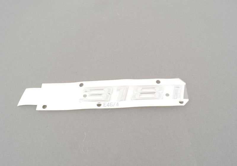OEM Aufkleber Heckemblem 51148195096 für BMW E46 (- 318i -). Kompatibel mit Modellen mit Schalt- und Automatikgetriebe. Original BMW.