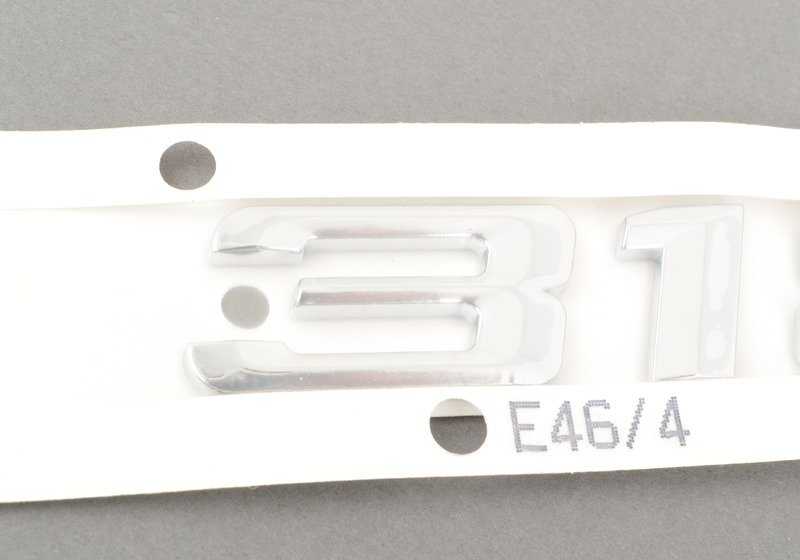 OEM Aufkleber Heckemblem 51148195096 für BMW E46 (- 318i -). Kompatibel mit Modellen mit Schalt- und Automatikgetriebe. Original BMW.
