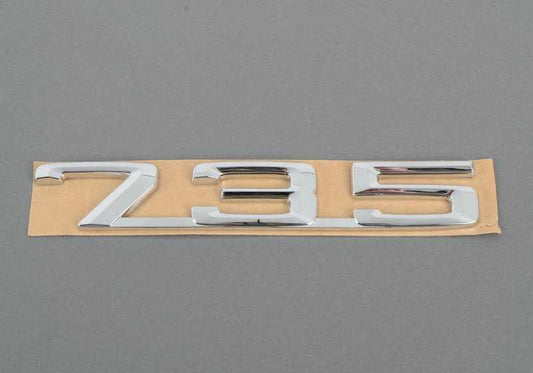Emblema traseiro "735" Adesivo OEM 51141920782 para BMW 7 E23 {735i} (Modelos: 6721, 6781, 6831, 6832, 6841, 6842, 6851, 6861, 6871, 6841, 6842, 6851, 6861, 6871, 6842). BMW original.