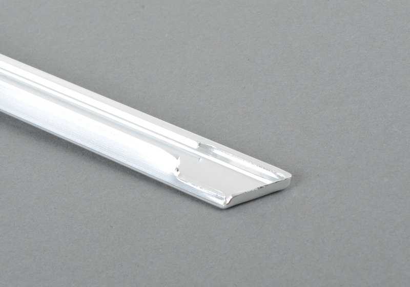 Moulage arrière droit pour la série BMW 5 E39 (OEM 51368205824). BMW d'origine