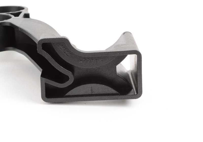 Supporto per tubo del tubo OEM 64216903877 per BMW X5 E53 4.4i e 4.6IS. Compatibile con i modelli fabbricati tra il 2000 e il 2003. BMW originale.