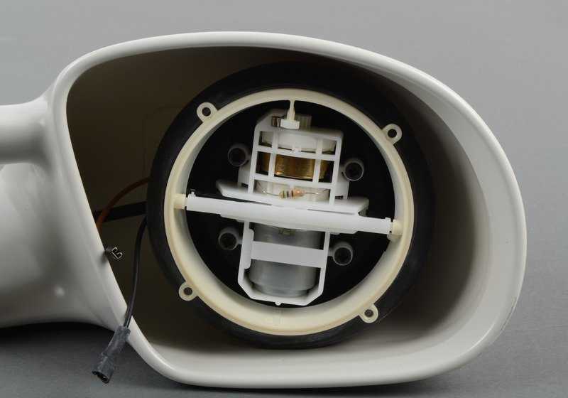 Retrovisor exterior derecho eléctrico y calefactable OEM 51162253828 para BMW E36. Compatible con versiones M Technic. Recambio original BMW.