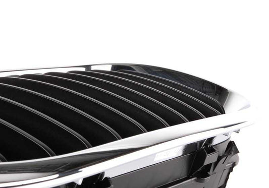 Rejilla embellecedora derecha OEM 51137030546 para BMW E46 {316i (AL11, AL12, AL21, AL22, AL51, AN72, AN82, AX31, AX32, AX41)}. Color negro. Original BMW.