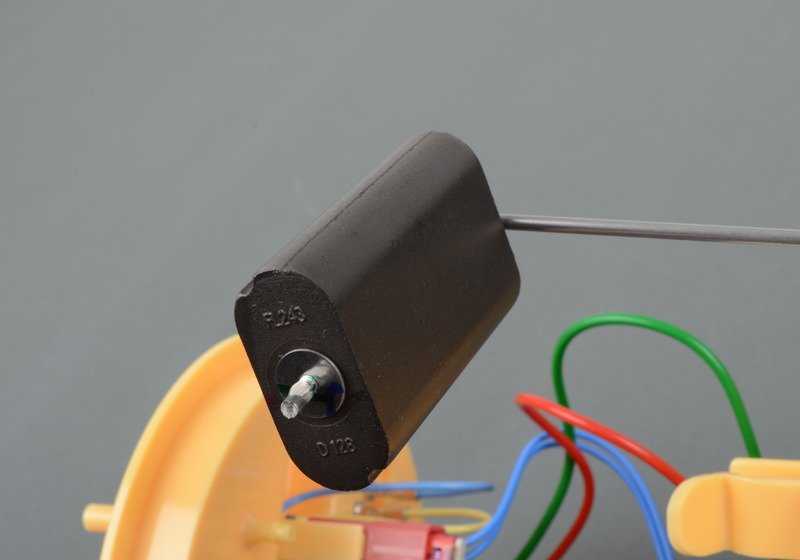 Bomba de combustível com ajuda direita OEM 16117195471 para BMW X5 E70 (3.0D, 3.0SD, XDRIVE30D, XDRIVE40D, XDRIVERM50D). BMW original.