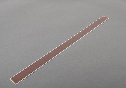 Moldura lateral inferior (paramento de entrada) OEM 51477406647 para MINI R56, R56 LCI, Clubman R55, R55 LCI, Cabrio R57, R57 LCI, Coupé R58, Roadster R59... y más. Original MINI.